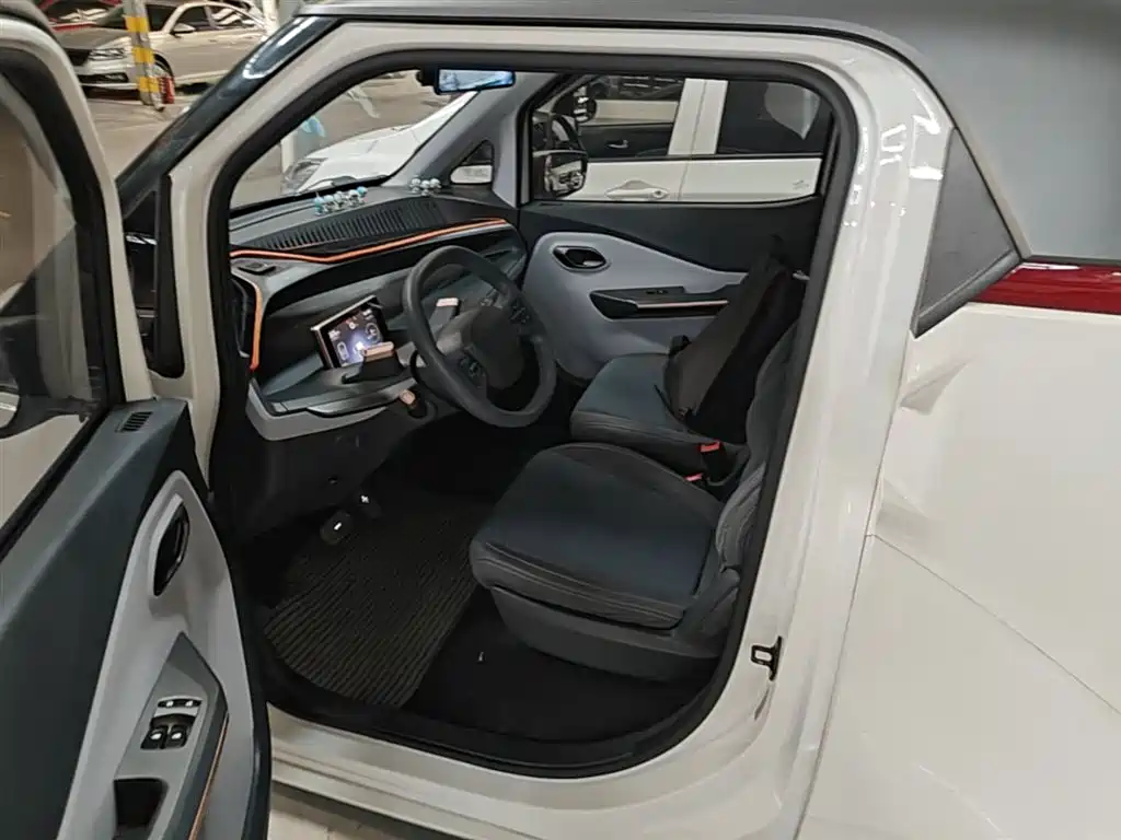 Baojun E200