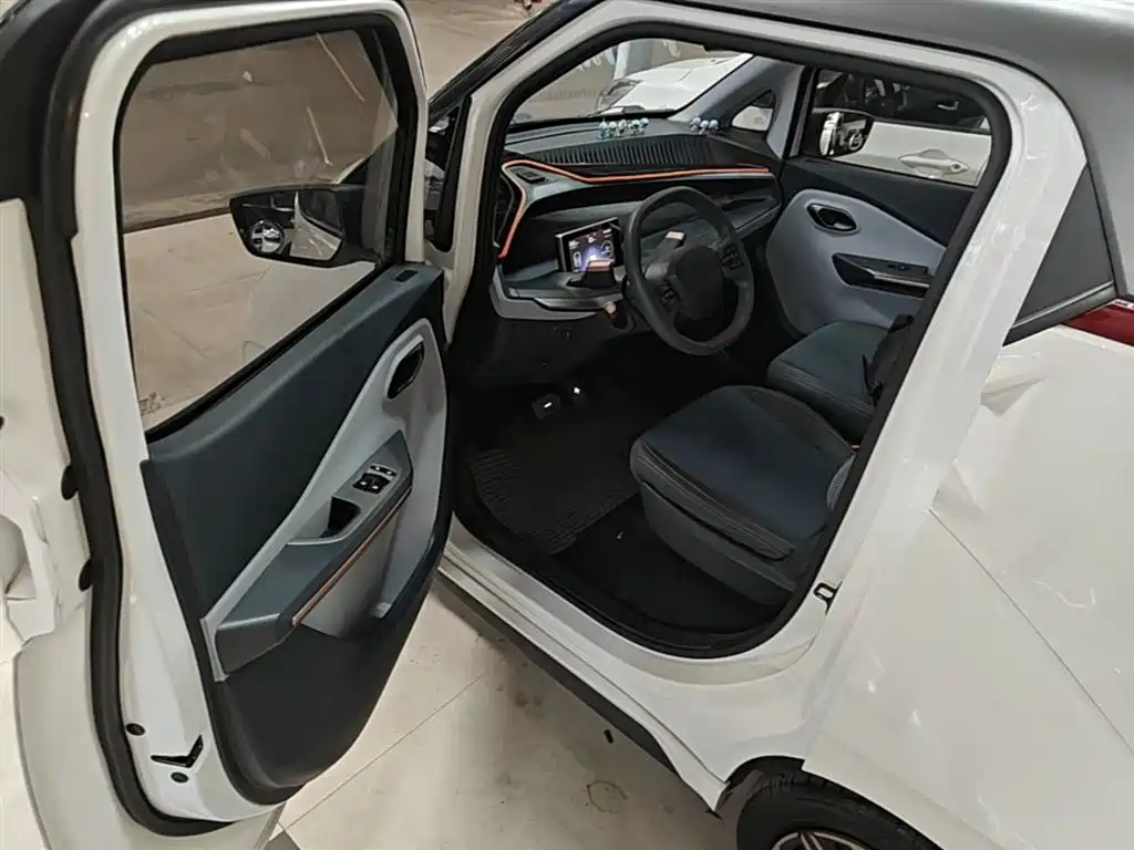 Baojun E200