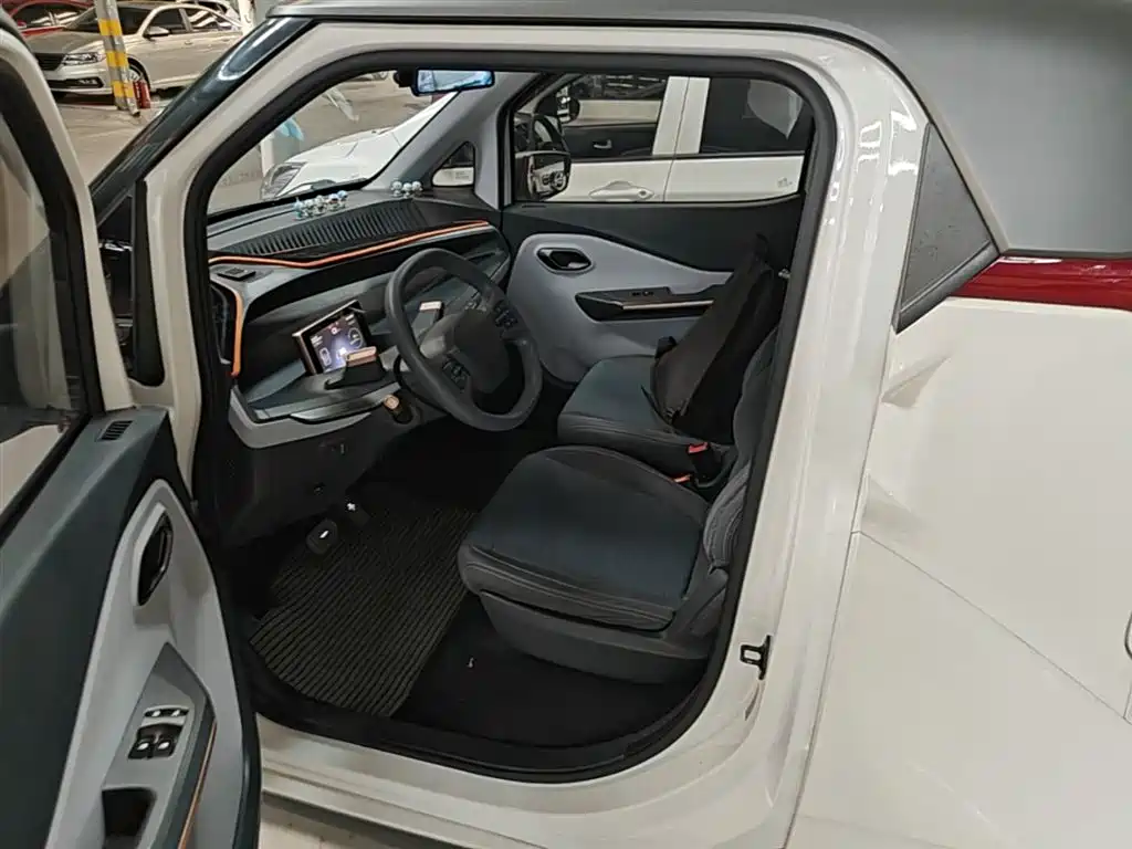 Baojun E200