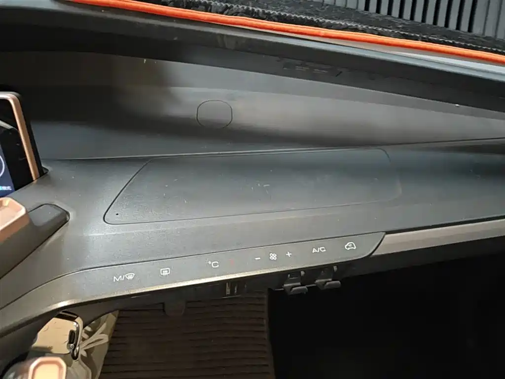 Baojun E200