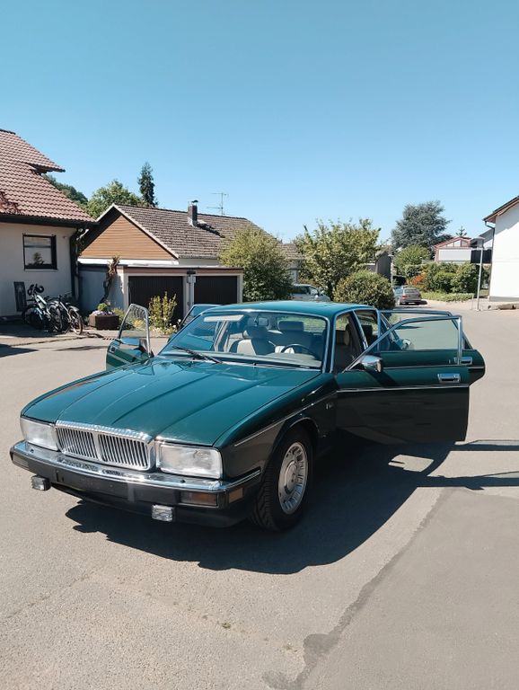 Jaguar XJ40