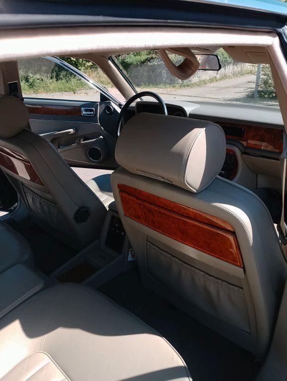 Jaguar XJ40